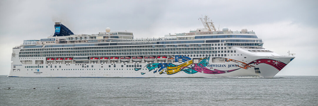 NCL cruise ship Norwegian Jewel approaches Charleston Harbor, SC, USA on June 02, 2026.