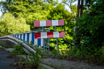 blokada wejścia na most dla pieszych w obszarach wiejskich zachodniej Polski © mbugajsky