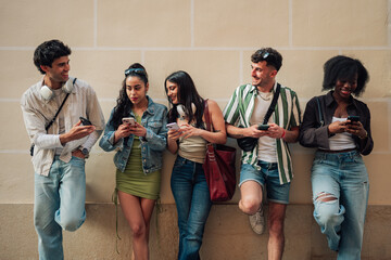 Group of diverse young adults communicating and engaging with smartphones, sharing content and browsing social media © Zamrznuti tonovi