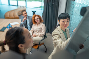 Obraz premium Businesswoman presenting strategy to colleagues during office meeting