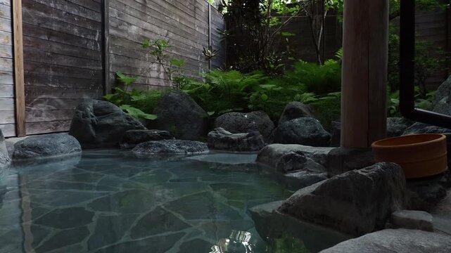 日本の観光地のホテルの露天風呂の風景