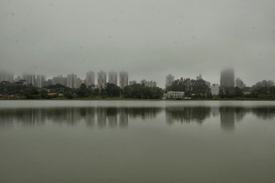 Imagem de reflexo de cidade enevoada