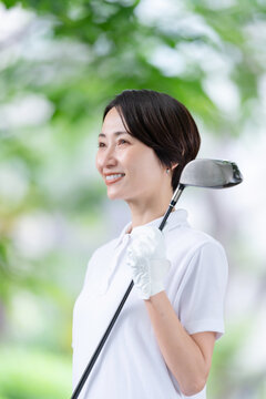 ゴルフをする女性