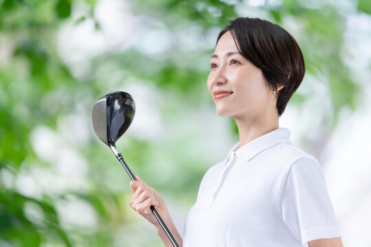 ゴルフをする女性