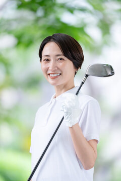 ゴルフをする女性