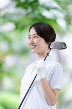 ゴルフをする女性