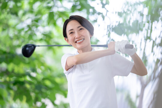 ゴルフをする女性