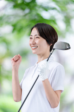 ゴルフをする女性