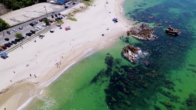 【ドローン撮影】福井県 水晶浜海水浴場の広大なパノラマと緑の山々（ドローン前進移動）