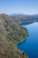 Fototapeta premium 快晴の青が映える阿寒湖遠景