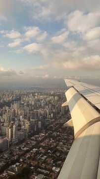 Timelapse view from an airplane window during landing at Congonhas Airport in S&atilde;o Paulo, Brazil, highlighting the unique approach over one of the world&rsquo;s most densely urbanized airport surroundings