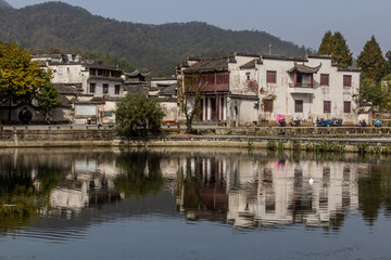 Fototapeta premium Houses reflecting in Mingjing lake in Xidi village, Anhui province, China
