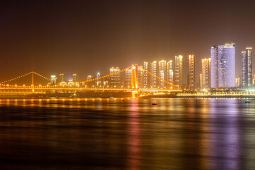 Obraz premium Night view of bridges over Yangzi river (Chang Jiang) in Wuhan, Hubei province, China