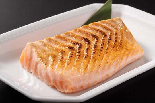 ［ノルウェー産　養殖］炙り　アトランティックサーモン　腹身