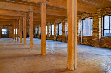 Naklejka premium Large Industrial Loft Space With Wooden Columns