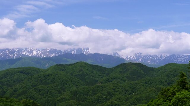 残雪の北アルプスに架かる雲　パン　タイムラプス