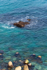 Obraz premium Clear coastal water with tetrapods and underwater rocks