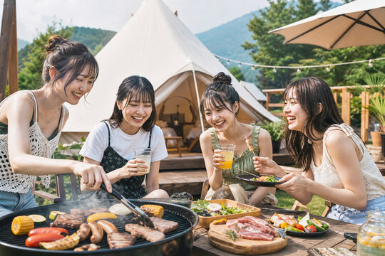 グランピングでBBQを楽しむ日本人女子大生グループ　夏休みの仲間との思い出