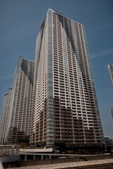 Obraz premium Tokyo, Japan - March 30, 2026: Waterfront promenade lined with modern buildings in Harumi, Tokyo, Japan 