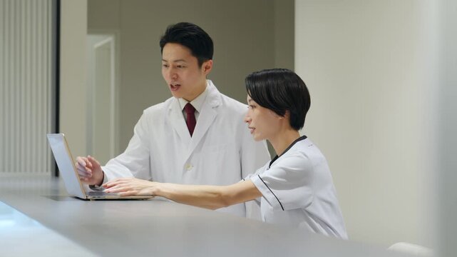 医師と相談する女性医療スタッフ