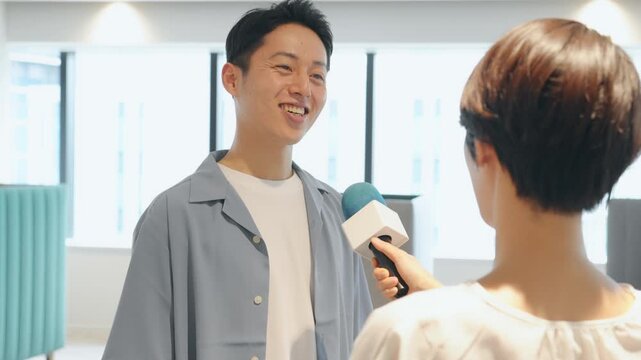 インタビューを受ける男性