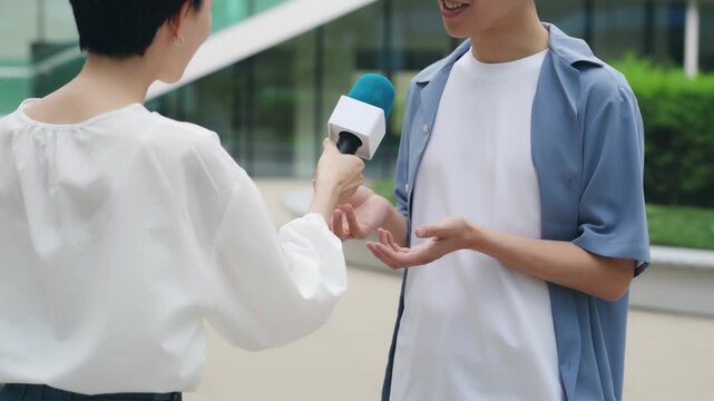 街でインタビューを受ける男性