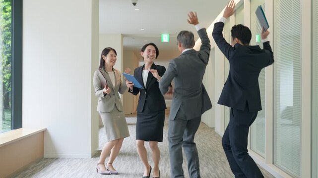 オフィスでダンスする男女ビジネスパーソンのグループ