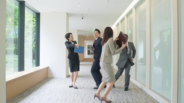 オフィスでダンスする男女ビジネスパーソンのグループ