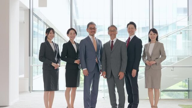 オフィスでガッツポーズするビジあネスパーソンのグループ