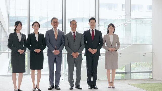 ロビーに整列する幅広い世代の男女ビジネスパーソンのグループ