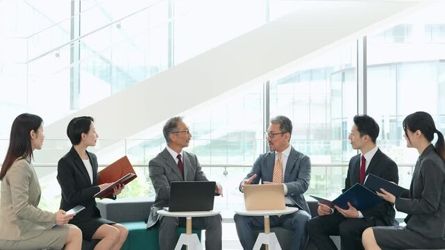 オフィスでミーティングするビジネスパーソンのグループ