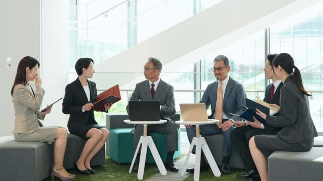 オフィスでミーティングするビジネスパーソンのグループ