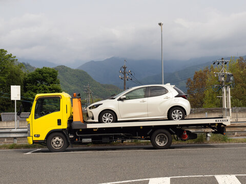 乗用車を積載したキャリアカー。2026年4月29日、長野県長野市にて撮影。