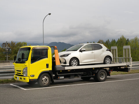 乗用車を積載したキャリアカー。2026年4月29日、長野県長野市にて撮影。