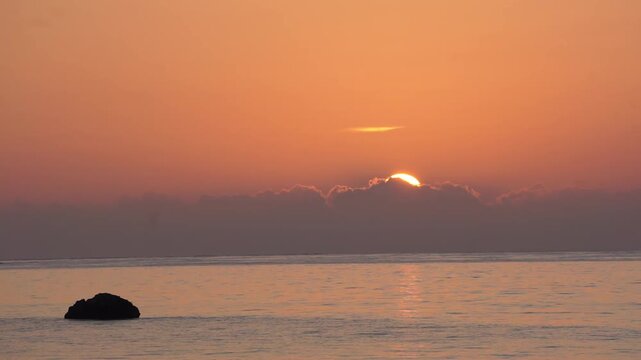 前向きな気持ちになれる海辺の朝日
