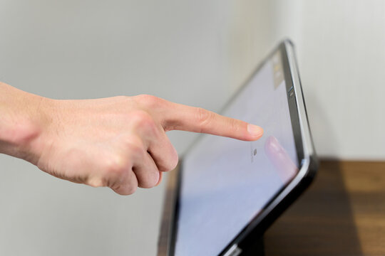 勤怠管理用のタブレットに入力する指
