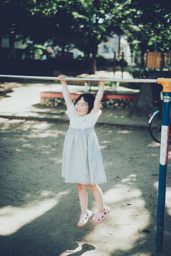 鉄棒にぶら下がる女の子