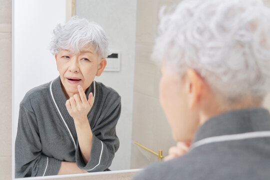 シニア女性　歯の悩み