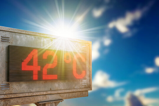 Sommer, Sonne und ein LED Thermometer, der Hitze anzeigt