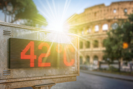 Thermometer zeigt hohe Temperatur bei einer Hitzewelle in Rom 