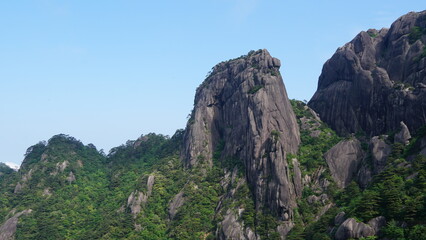 Obraz premium Exploring the Legendary Peaks and Pines in Mount Huangshan and the famous Guest-Greeting Pine in China