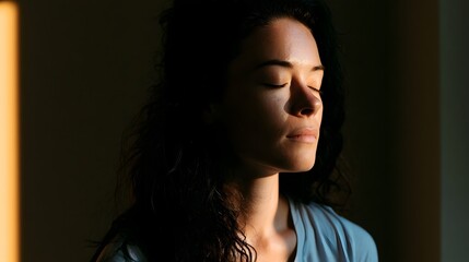 Naklejka premium A serene portrait of a person bathed in warm calming light conveying a sense of peaceful reflection and mental well being