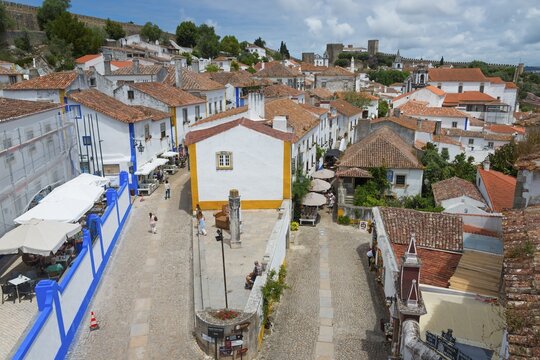 Medieval village with white houses and red roofs, lively with tourists, inviting and sunny, view from the Miradouro Porta, Padr&atilde;o Camoniano on the Largo de Padrao, &Oacute;bidos, Obidos, Oeste, Centro, Estremadura, Portugal