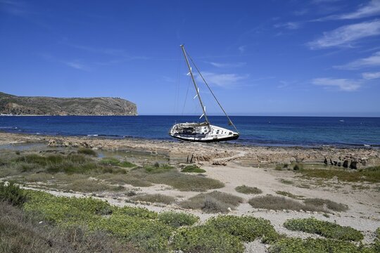 Stranded sailing yacht, storm, severe weather, J&aacute;vea or X&agrave;bia, Alicante Province, Comunidad Valenciana, Spain