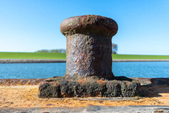 Poller am Hafen von Pellworm.