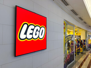 Obraz premium Kuala Lumpur, Malaysia - April 12, 2026: LEGO Store Red Logo Lightbox Sign in Shopping Mall with Build Dream Ride Campaign