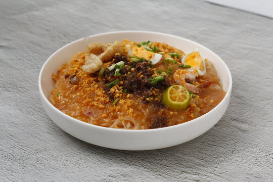 Freshly cooked Filipino food called Pancit Palabok