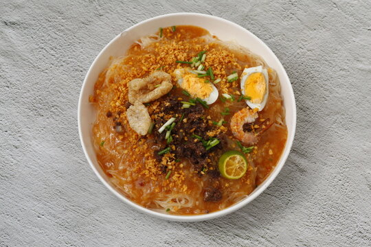 Freshly cooked Filipino food called Pancit Palabok