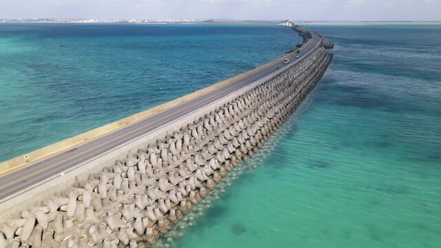 南国の海をわたる道路のドローン空撮