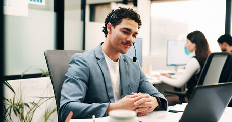 Obraz premium Business, man and laptop with headset in call centre for research, advice and inquiry for finance. Smile, agent and coworking with pc for customer service, assistance and guidance for banking online